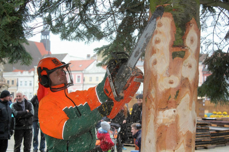 Usazování vánočního stromu na budějcké náměstí