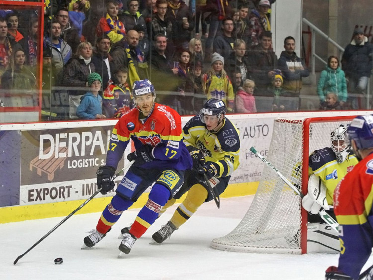 Žiga Pavlin obchází ústeckou klec, střeží ho Jiří Severa