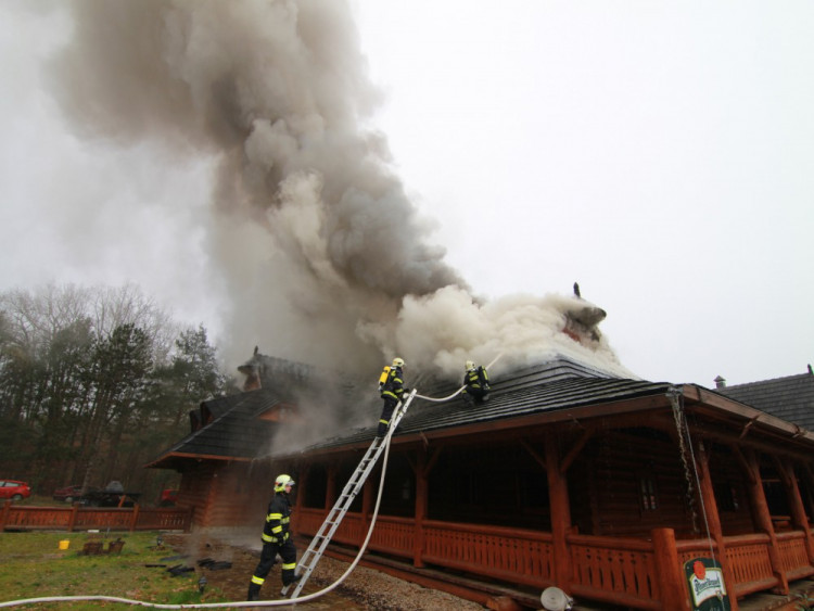 FOTO: Z koliby 4 Kameny zbylo jen ohořelé torzo. Škoda je 30 milionů, požár způsobily zase v komíně