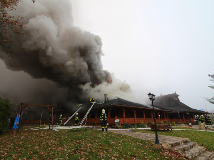FOTO: Z koliby 4 Kameny zbylo jen ohořelé torzo. Škoda je 30 milionů, požár způsobily zase v komíně