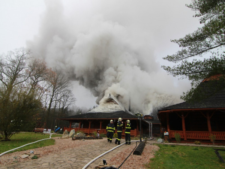 FOTO: Z koliby 4 Kameny zbylo jen ohořelé torzo. Škoda je 30 milionů, požár způsobily zase v komíně