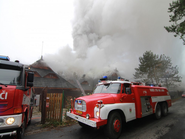 FOTO: Z koliby 4 Kameny zbylo jen ohořelé torzo. Škoda je 30 milionů, požár způsobily zase v komíně