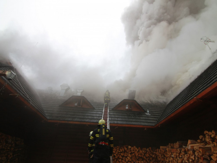 FOTO: Z koliby 4 Kameny zbylo jen ohořelé torzo. Škoda je 30 milionů, požár způsobily zase v komíně