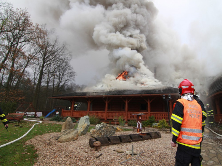 FOTO: Z koliby 4 Kameny zbylo jen ohořelé torzo. Škoda je 30 milionů, požár způsobily zase v komíně