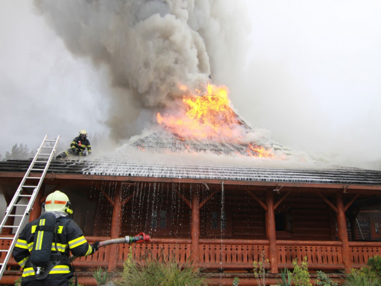 FOTO: Z koliby 4 Kameny zbylo jen ohořelé torzo. Škoda je 30 milionů, požár způsobily zase v komíně