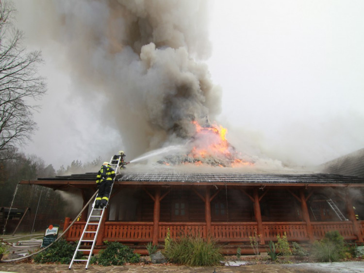 FOTO: Z koliby 4 Kameny zbylo jen ohořelé torzo. Škoda je 30 milionů, požár způsobily zase v komíně