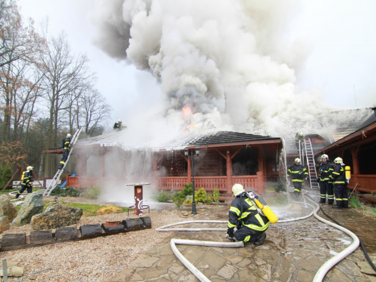 FOTO: Z koliby 4 Kameny zbylo jen ohořelé torzo. Škoda je 30 milionů, požár způsobily zase v komíně