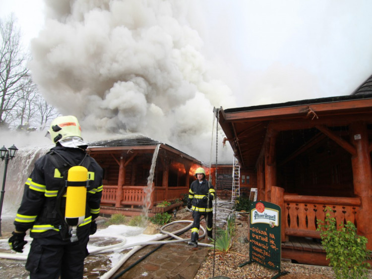 FOTO: Z koliby 4 Kameny zbylo jen ohořelé torzo. Škoda je 30 milionů, požár způsobily zase v komíně