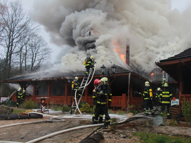 FOTO: Z koliby 4 Kameny zbylo jen ohořelé torzo. Škoda je 30 milionů, požár způsobily zase v komíně