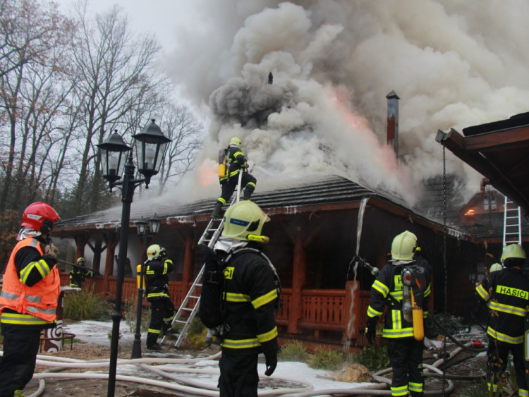 FOTO: Z koliby 4 Kameny zbylo jen ohořelé torzo. Škoda je 30 milionů, požár způsobily zase v komíně