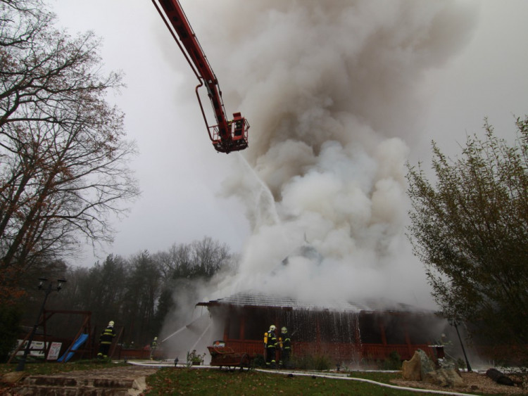 FOTO: Z koliby 4 Kameny zbylo jen ohořelé torzo. Škoda je 30 milionů, požár způsobily zase v komíně
