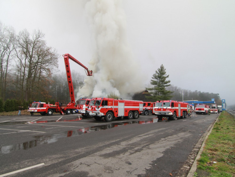 FOTO: Z koliby 4 Kameny zbylo jen ohořelé torzo. Škoda je 30 milionů, požár způsobily zase v komíně