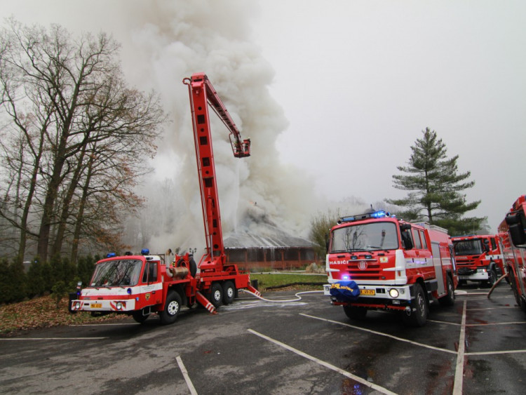 FOTO: Z koliby 4 Kameny zbylo jen ohořelé torzo. Škoda je 30 milionů, požár způsobily zase v komíně