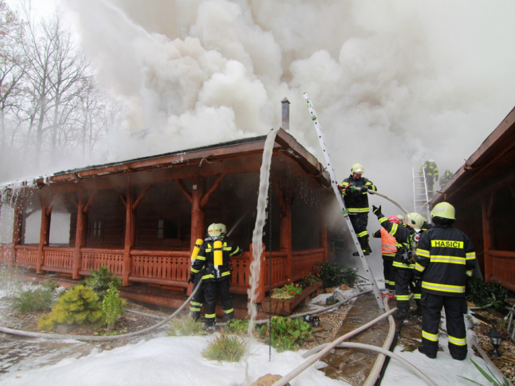 FOTO: Z koliby 4 Kameny zbylo jen ohořelé torzo. Škoda je 30 milionů, požár způsobily zase v komíně