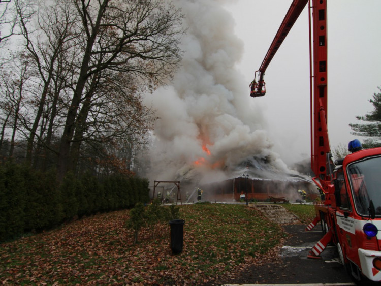 FOTO: Z koliby 4 Kameny zbylo jen ohořelé torzo. Škoda je 30 milionů, požár způsobily zase v komíně