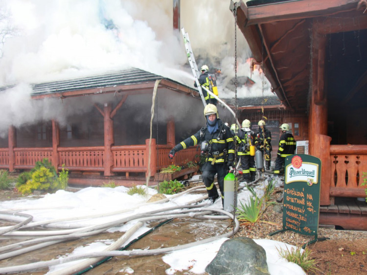 FOTO: Z koliby 4 Kameny zbylo jen ohořelé torzo. Škoda je 30 milionů, požár způsobily zase v komíně