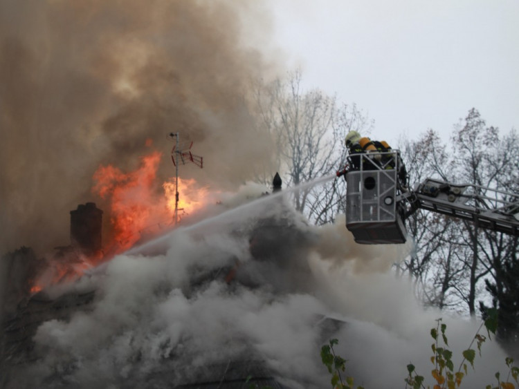 FOTO: Z koliby 4 Kameny zbylo jen ohořelé torzo. Škoda je 30 milionů, požár způsobily zase v komíně