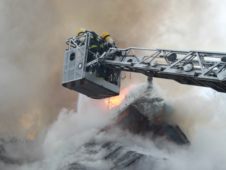 FOTO: Z koliby 4 Kameny zbylo jen ohořelé torzo. Škoda je 30 milionů, požár způsobily zase v komíně