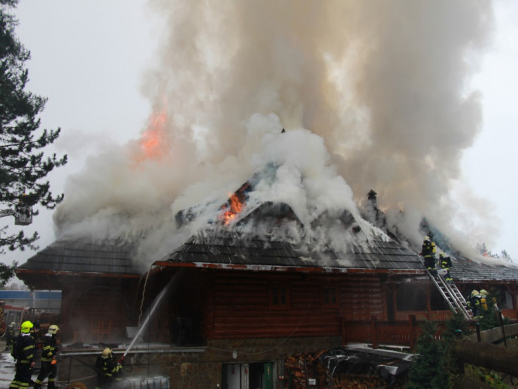 FOTO: Z koliby 4 Kameny zbylo jen ohořelé torzo. Škoda je 30 milionů, požár způsobily zase v komíně