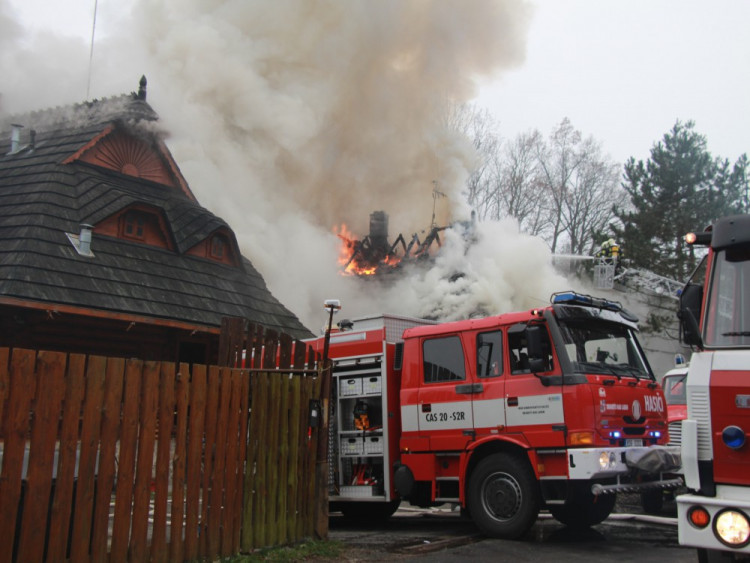 FOTO: Z koliby 4 Kameny zbylo jen ohořelé torzo. Škoda je 30 milionů, požár způsobily zase v komíně