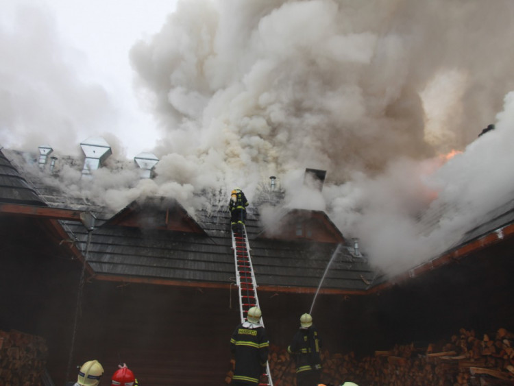 FOTO: Z koliby 4 Kameny zbylo jen ohořelé torzo. Škoda je 30 milionů, požár způsobily zase v komíně