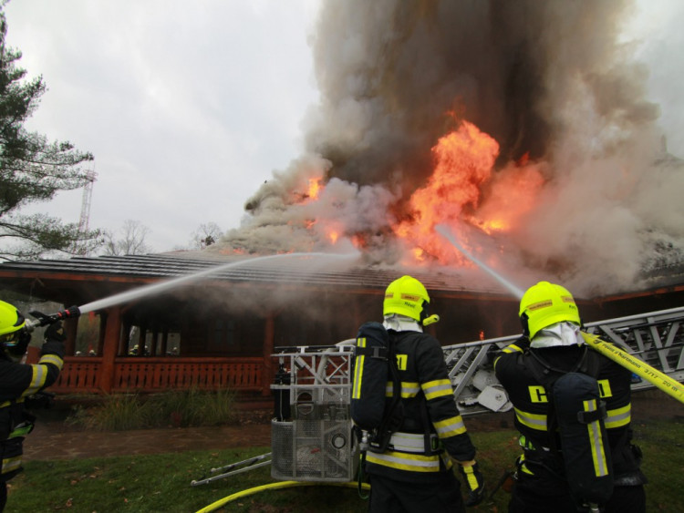 FOTO: Z koliby 4 Kameny zbylo jen ohořelé torzo. Škoda je 30 milionů, požár způsobily zase v komíně