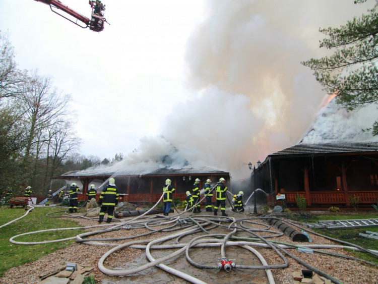 FOTO: Z koliby 4 Kameny zbylo jen ohořelé torzo. Škoda je 30 milionů, požár způsobily zase v komíně
