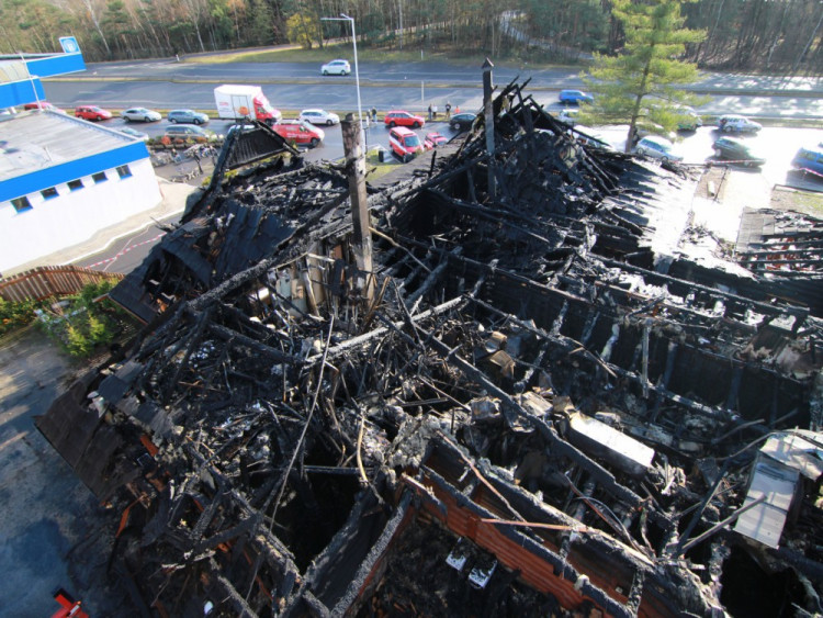 FOTO: Z koliby 4 Kameny zbylo jen ohořelé torzo. Škoda je 30 milionů, požár způsobily zase v komíně