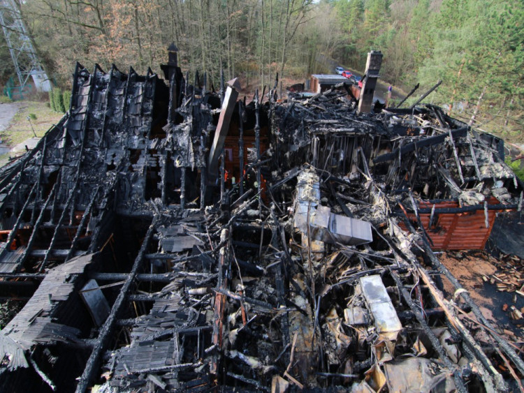 FOTO: Z koliby 4 Kameny zbylo jen ohořelé torzo. Škoda je 30 milionů, požár způsobily zase v komíně