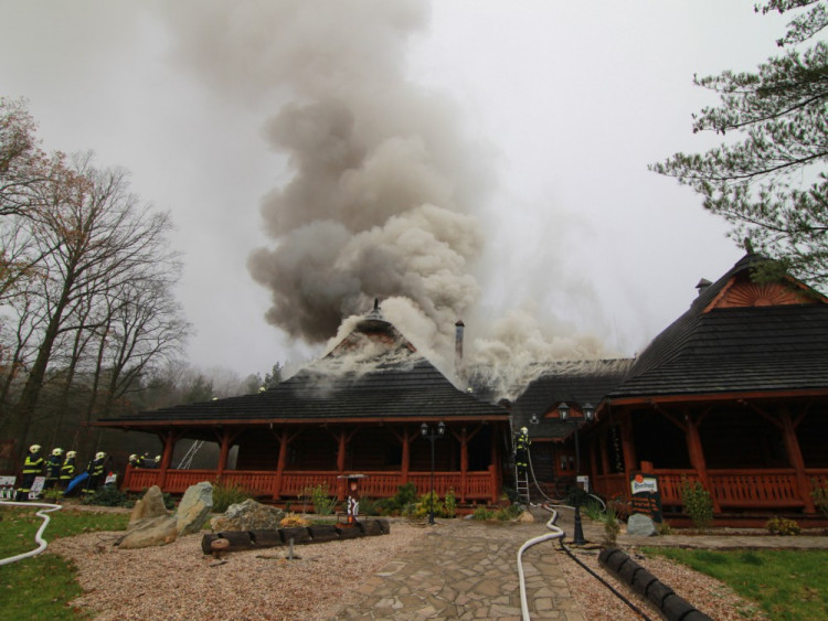 FOTO: Z koliby 4 Kameny zbylo jen ohořelé torzo. Škoda je 30 milionů, požár způsobily zase v komíně