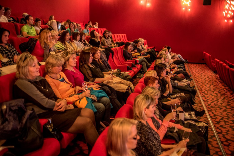 Listopadová Dámská jízda v CineStaru