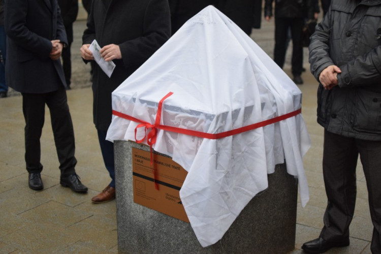 FOTO: Třída 1. máje je otevřena. Pozůstatky Hradské brány bude přípomínat bronzový model