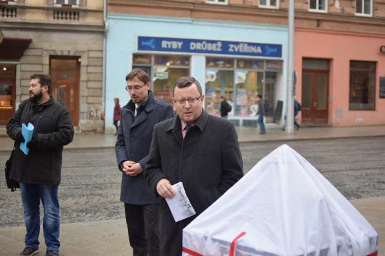 FOTO: Třída 1. máje je otevřena. Pozůstatky Hradské brány bude přípomínat bronzový model