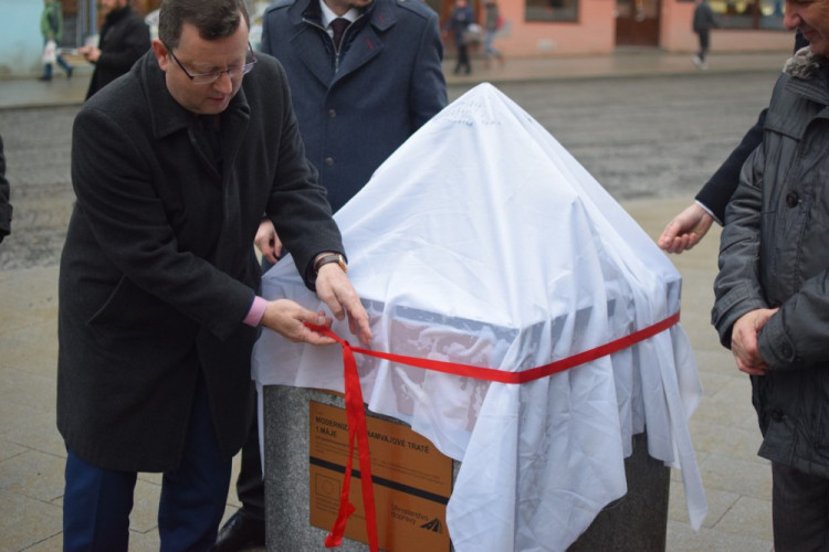 FOTO: Třída 1. máje je otevřena. Pozůstatky Hradské brány bude přípomínat bronzový model