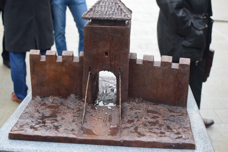 FOTO: Třída 1. máje je otevřena. Pozůstatky Hradské brány bude přípomínat bronzový model