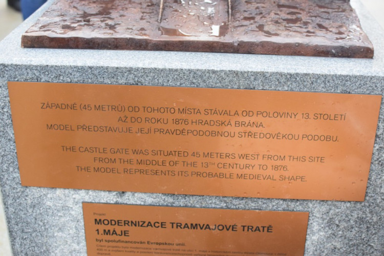 FOTO: Třída 1. máje je otevřena. Pozůstatky Hradské brány bude přípomínat bronzový model