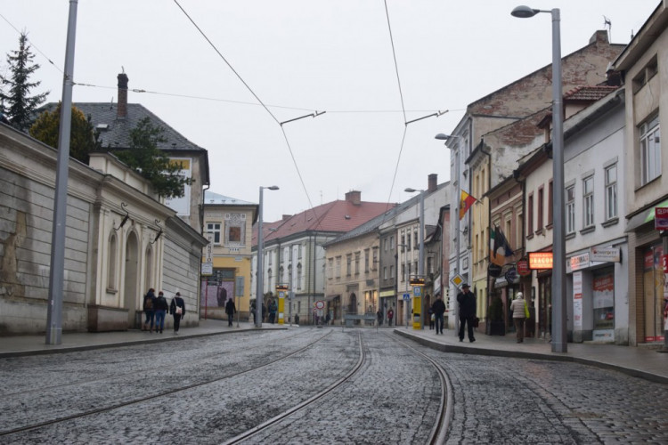FOTO: Třída 1. máje je otevřena. Pozůstatky Hradské brány bude přípomínat bronzový model
