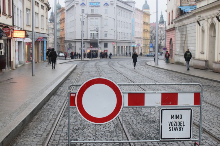 FOTO: Třída 1. máje je otevřena. Pozůstatky Hradské brány bude přípomínat bronzový model