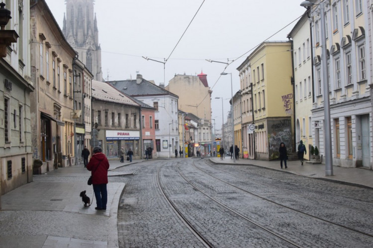 FOTO: Třída 1. máje je otevřena. Pozůstatky Hradské brány bude přípomínat bronzový model