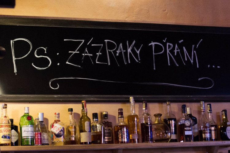 FOTOGALERIE: V Jazz Tibet Clubu se o víkendu točil videoklip k vánoční písni Zázraky přání