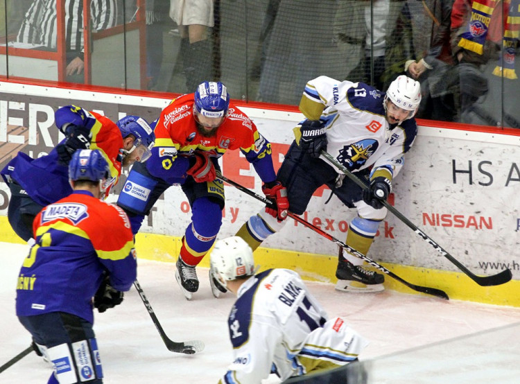 Zdeněk Kutlák v souboji u mantinelu s Ladislavem Zikmundem, pro volný kotouč si přijel Filip Vlček