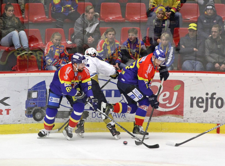 Petr Vampola se Žigou Pavlinem v přesile proti kladenskému Janu Klozovi