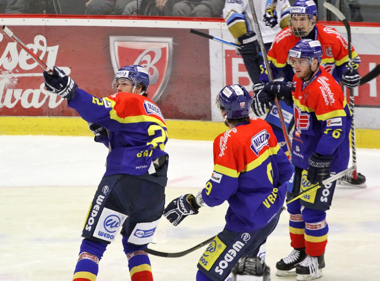 "Dohodli jsme se s Martinem Novákem a Vlastimilem Dostálkem, kteří seděli na novinářské tribuně, že když se trefím, tak pro ně udělám nějakou oslavu. Vyšlo to."