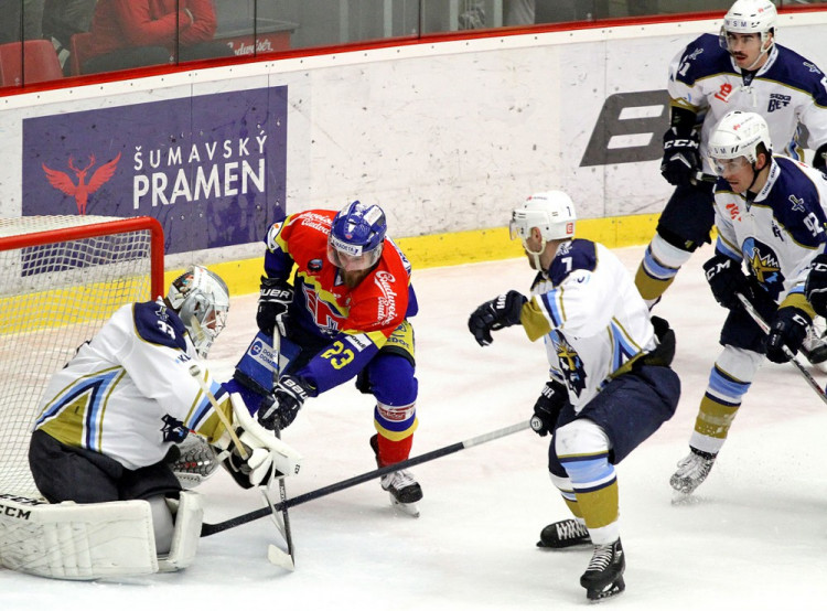 Šance Lukáše Květoně, který k zakončení vyjel před Cikánka zpoza branky