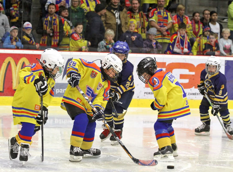 Ukázka minihokeje. Proti sobě o první pauze nastoupily celky Motoru České Budějovice a Střelců Jindřichův Hradec