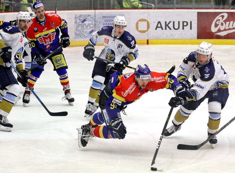 Heřman, hrající v oslabení bez hokejky, se vrhá do přihrávky Kloze