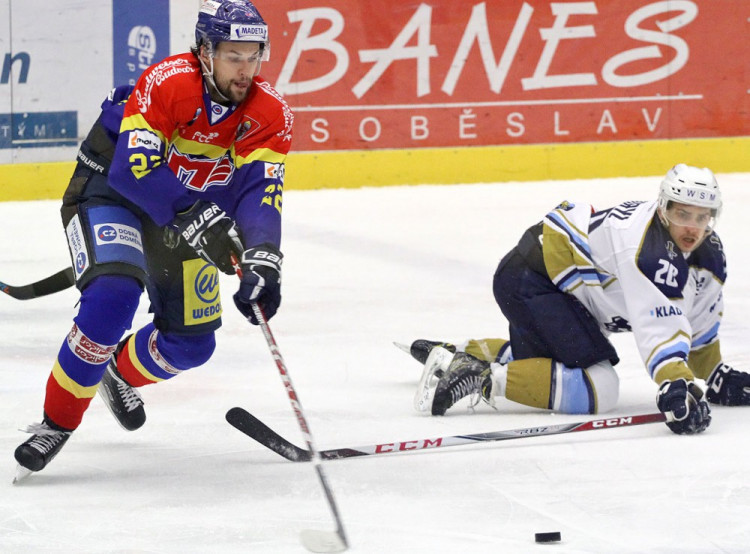 Peter Galamboš obchází klečícího Romana Přikryla