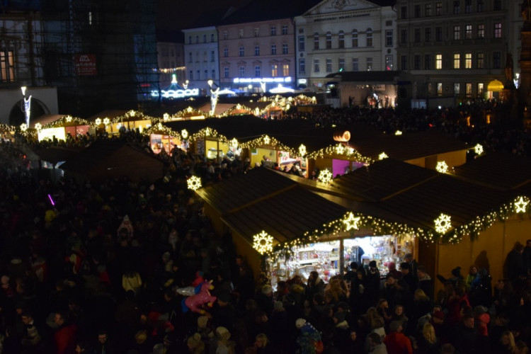 FOTOGALERIE: Už svítí! Horní náměstí rozjasnila Střelka