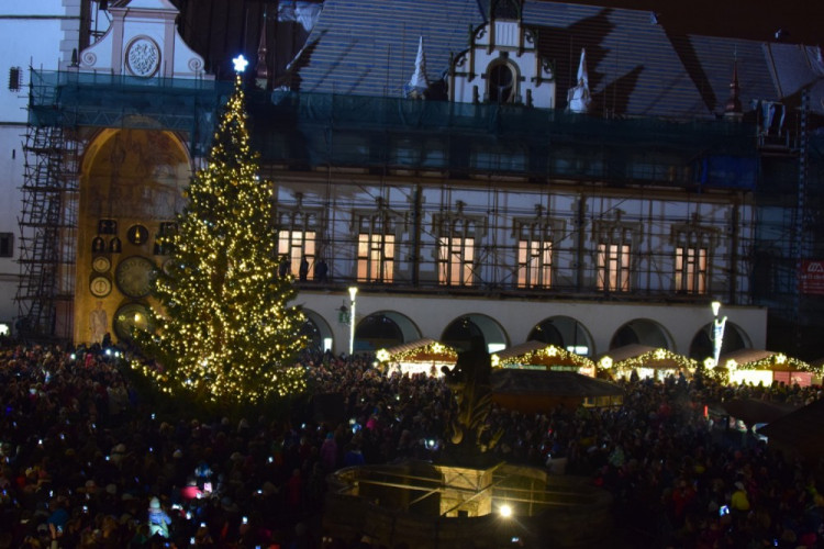 FOTOGALERIE: Už svítí! Horní náměstí rozjasnila Střelka