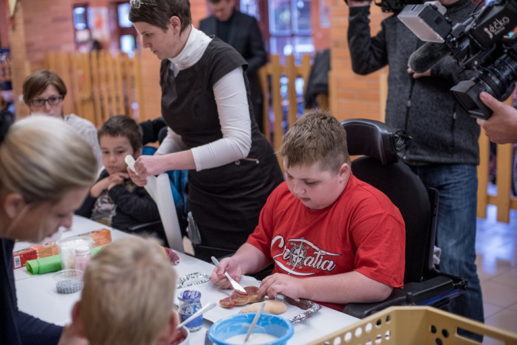 Děti z Arpidy napekly perníčky pro papeže